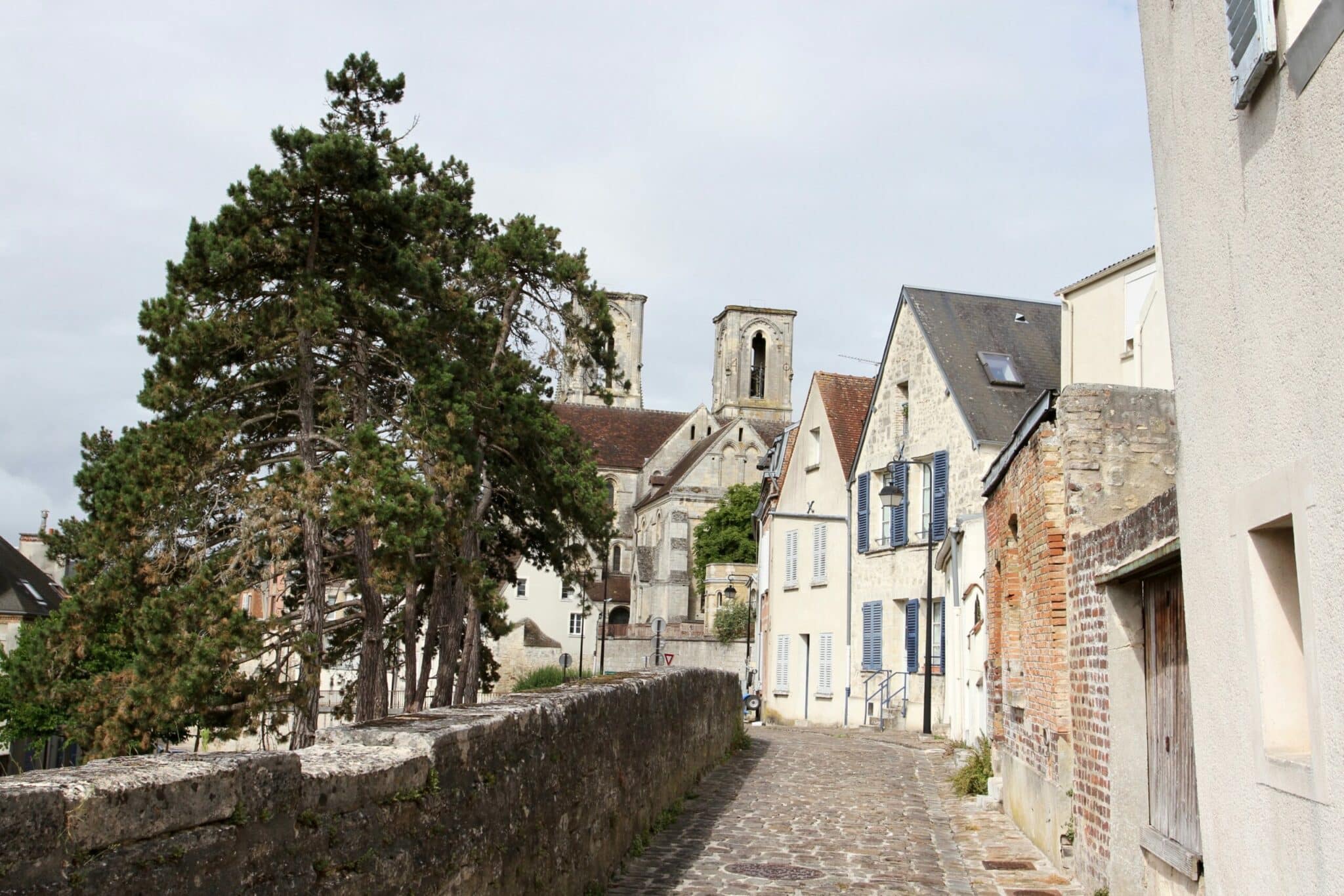 Vue d'une ruelle pavée de la ville de Laon