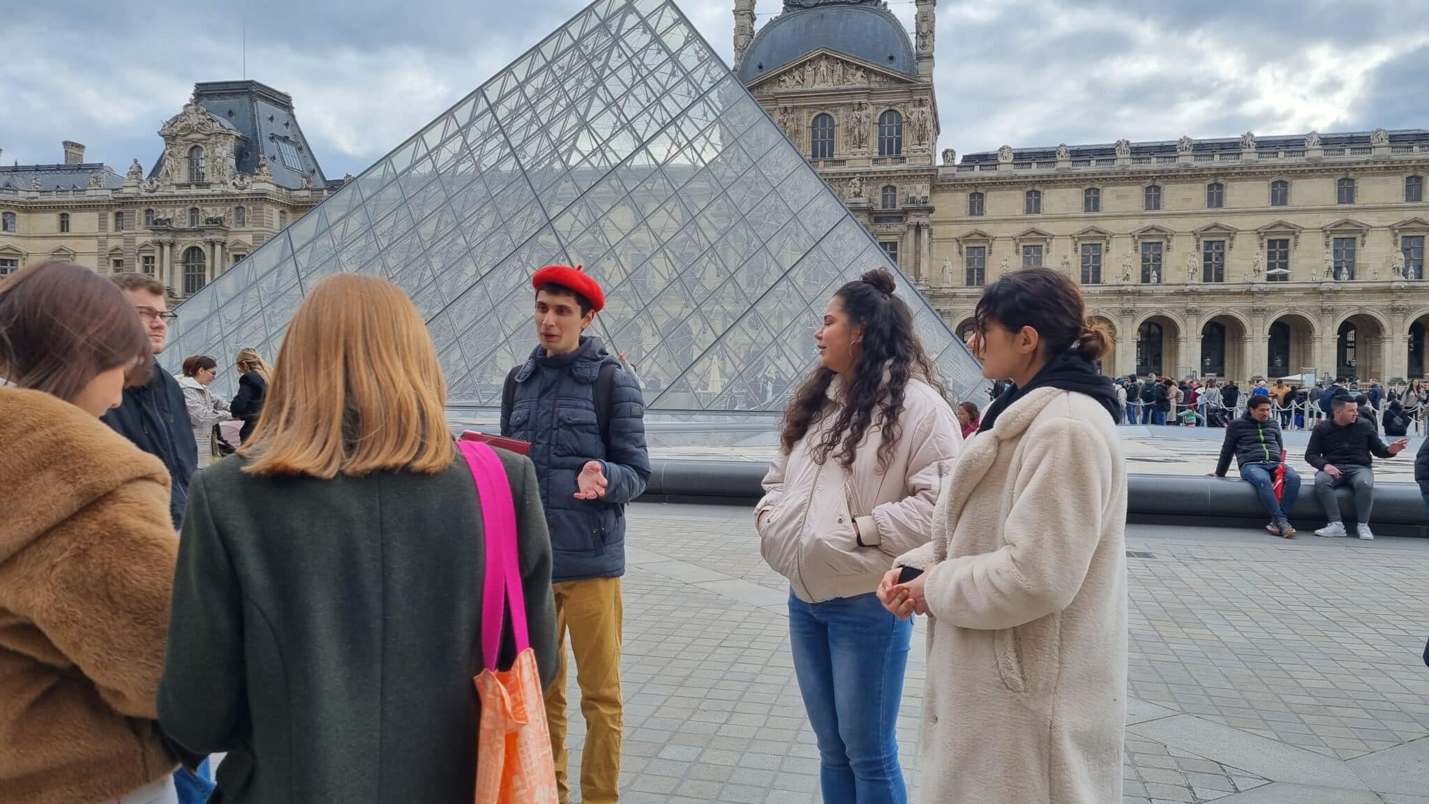 Visite Emily in Paris, Pyramide du Louvre