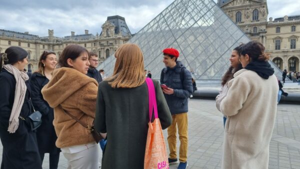 Groupe d'individus lors de la visite Emily in Paris