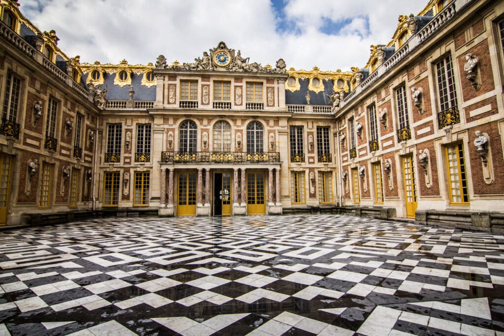 Cour-de marbre-de-Versailles