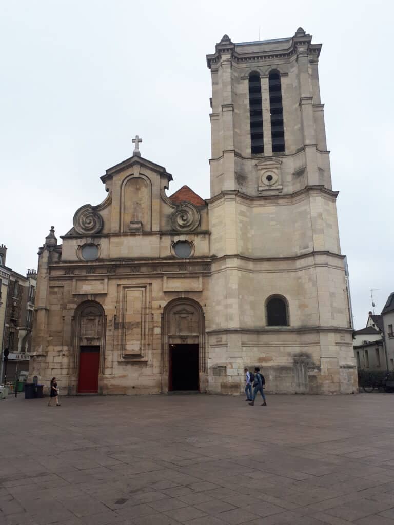 Vue de la façade de l'église Notre-Dame-des-Vertus à Aubervilliers
