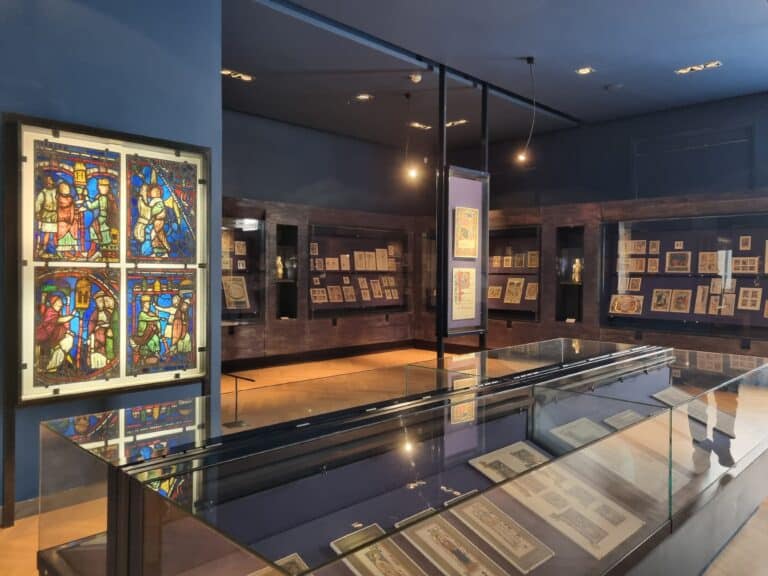 Salle d'exposition Moyen-âge au Musée Marmottan-Monet à Paris