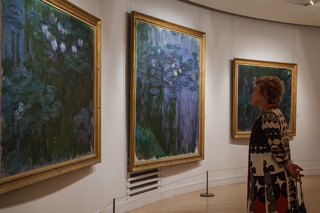 Visiteuse admirant des tableaux de C. Monet au Musée Marmottan