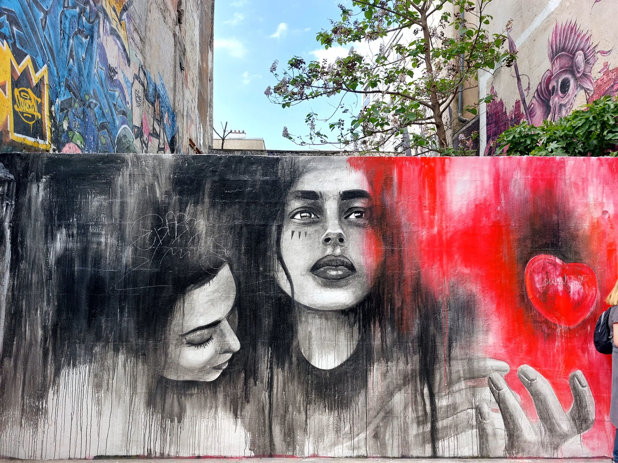 Graffiti jeunes femmes, street art, Paris