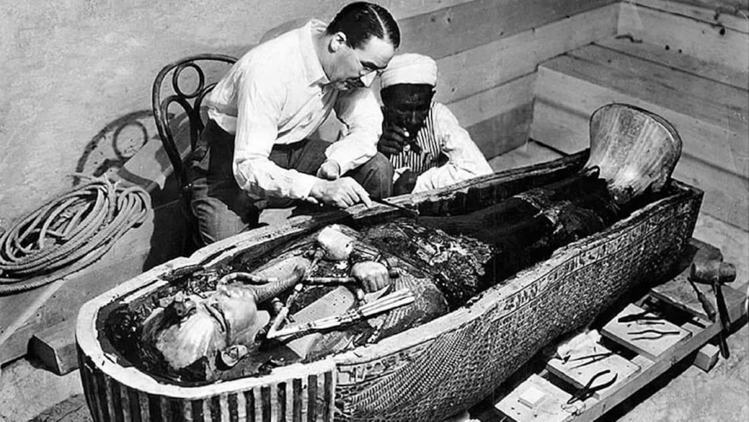 Photo d'Howard Carter découvrant la tombe de Toutankhamon