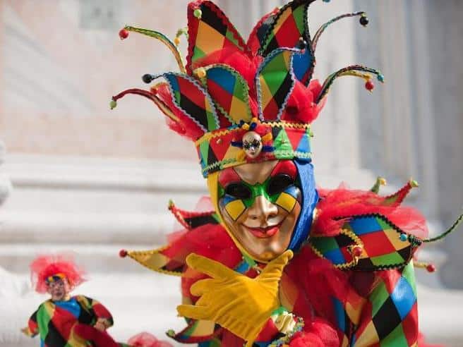 Carnavalier italien costumé