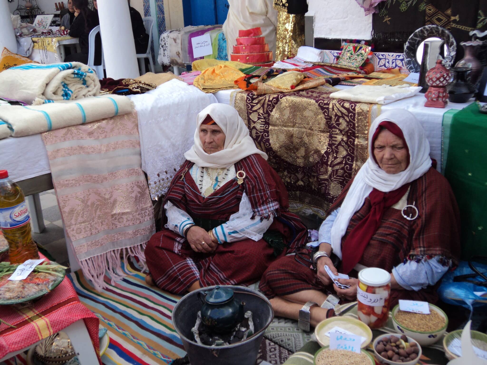 Femmes tunisiennes et plats tunisiens