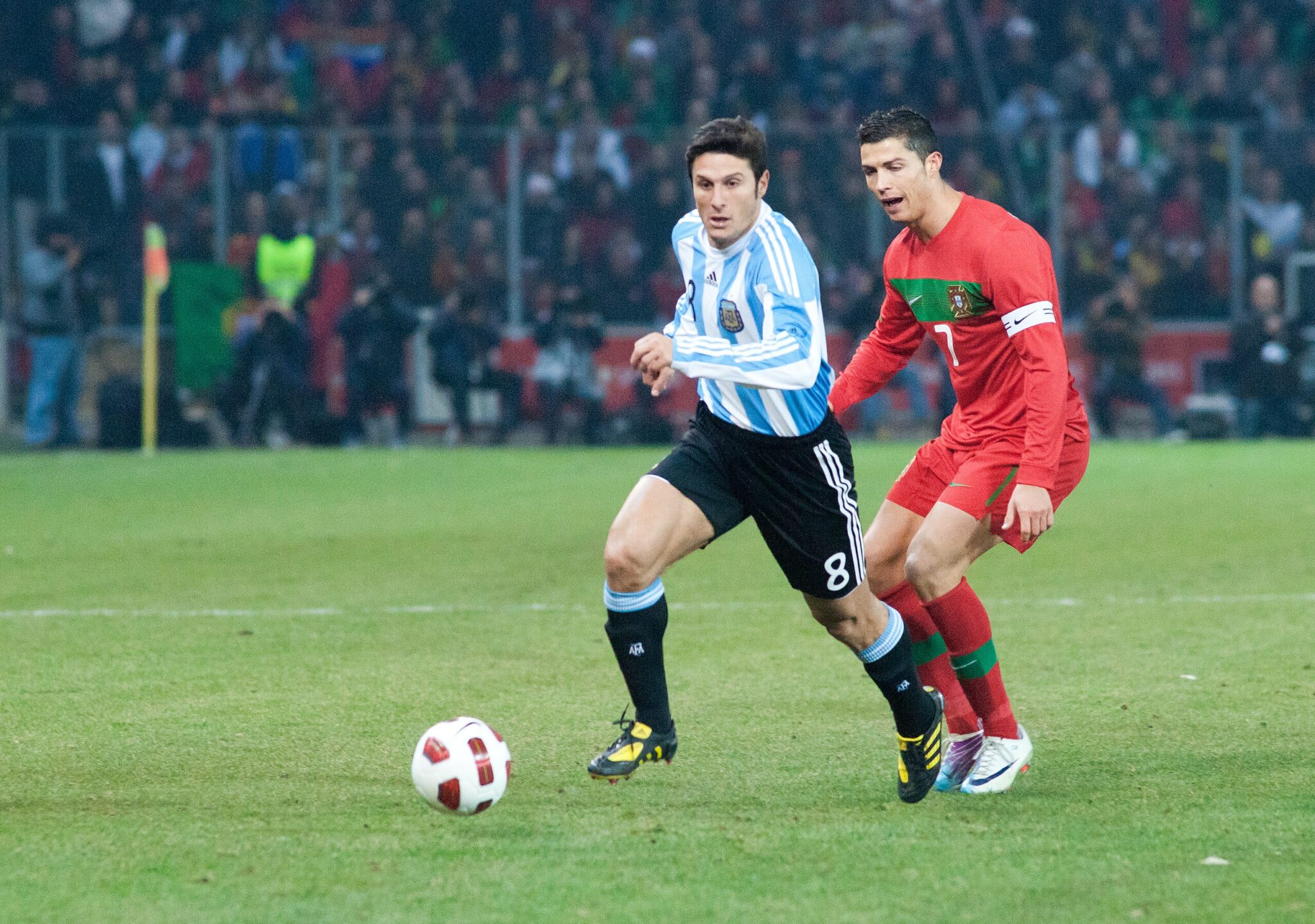 Javier Zanetti et Cristiano Ronaldo jouant au football sur le terrain