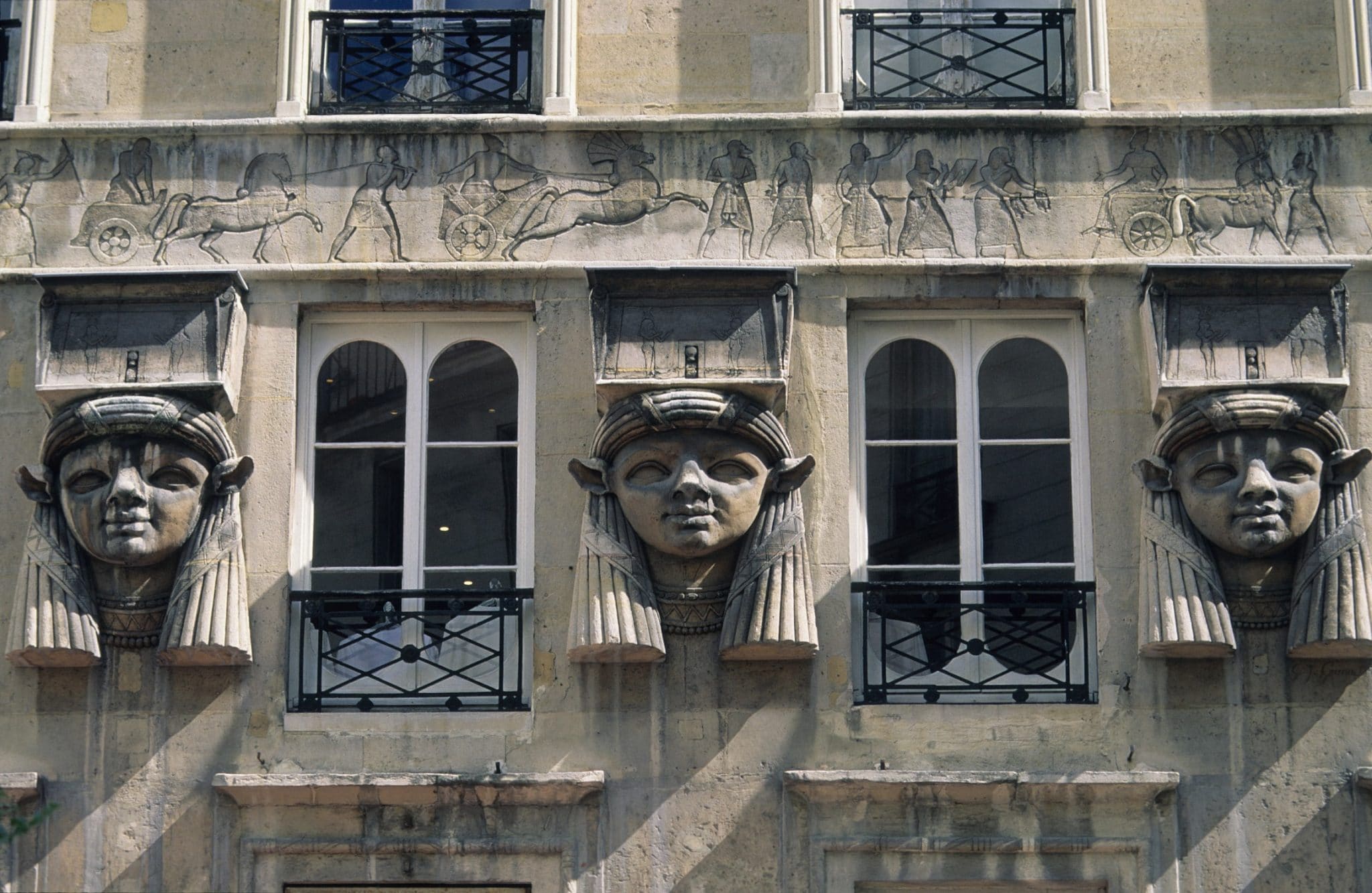 Têtes sculptées de sphinx, Passage du Caire, Paris