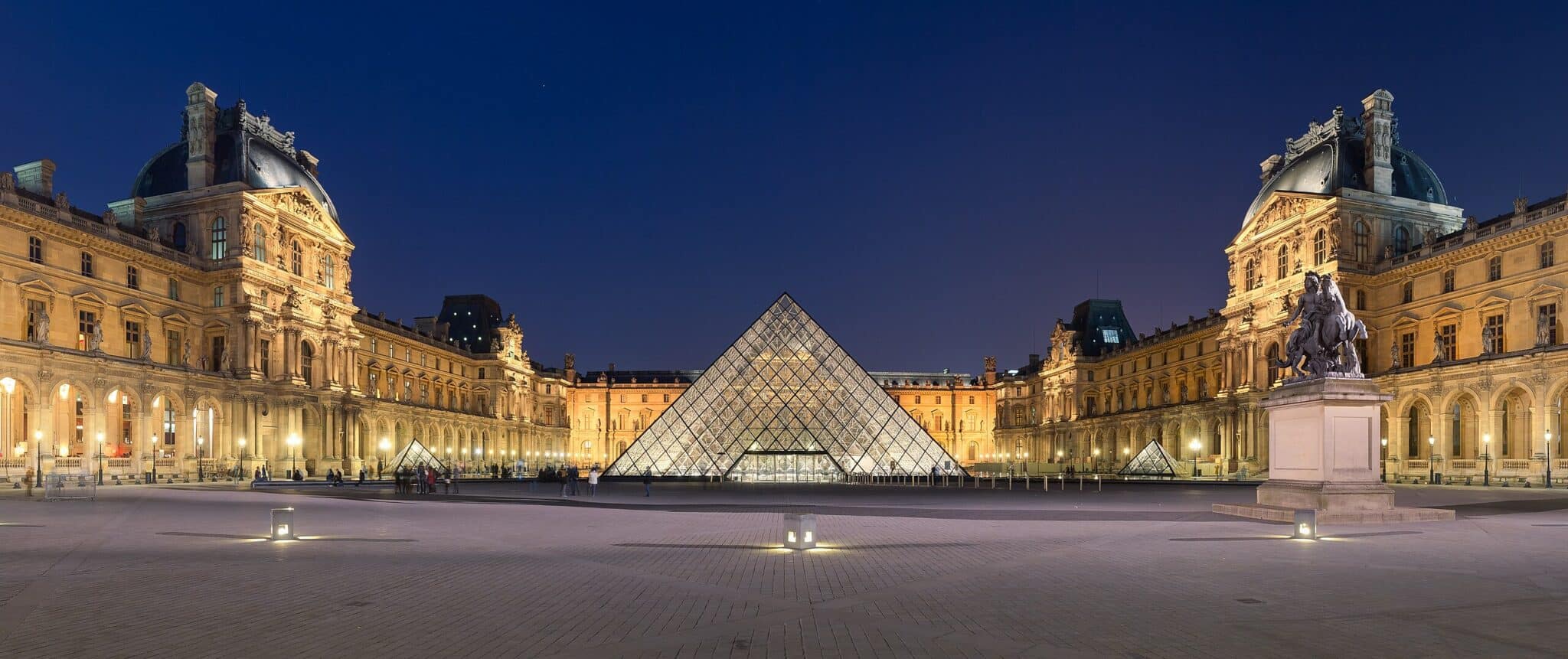 Musée du Louvre de nuit, Paris