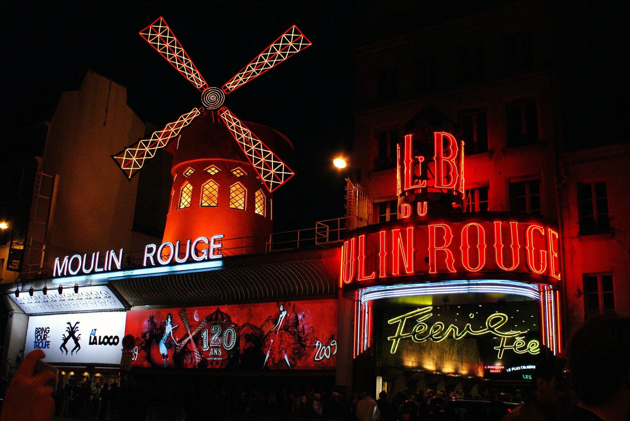 Le Moulin-Rouge de nuit, Paris