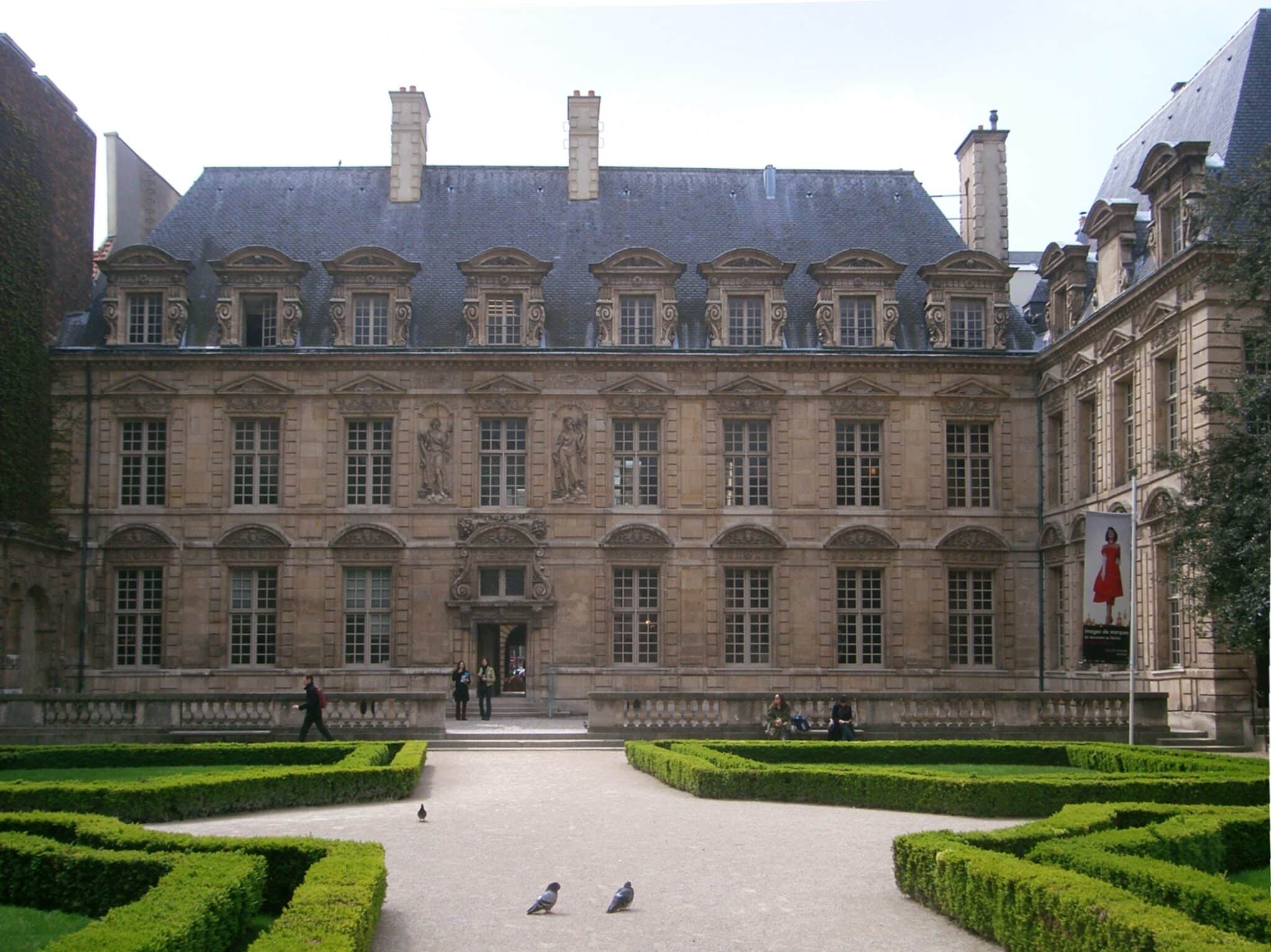 Jardin et orangerie de l'Hôtel de Sully, Paris