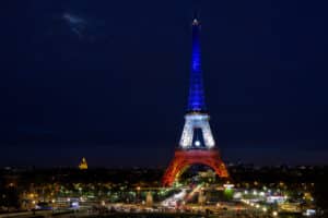 Tour Eiffel de nuit en bleu, blanc, rouge ; Paris