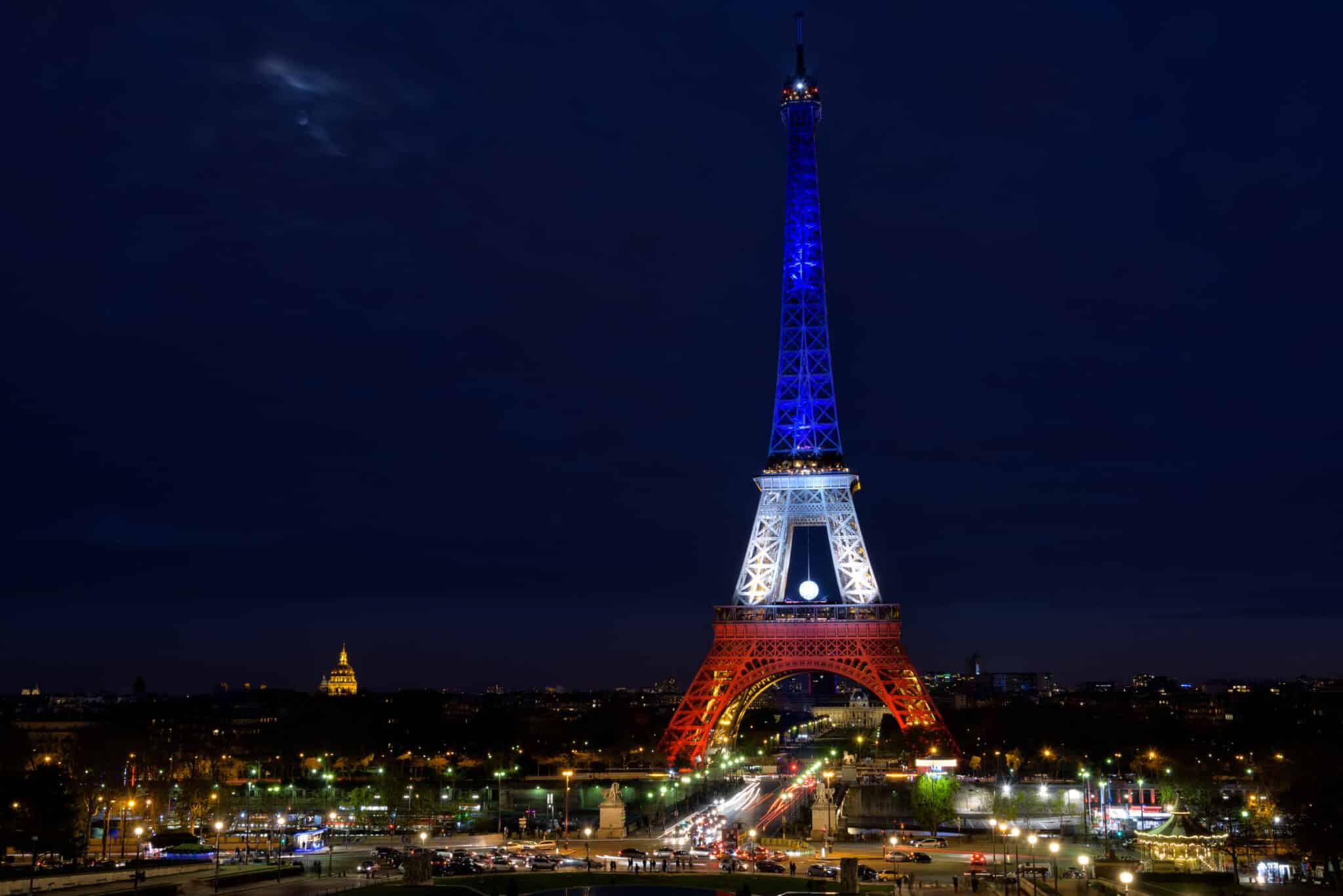 Tour Eiffel de nuit en bleu, blanc, rouge ; Paris