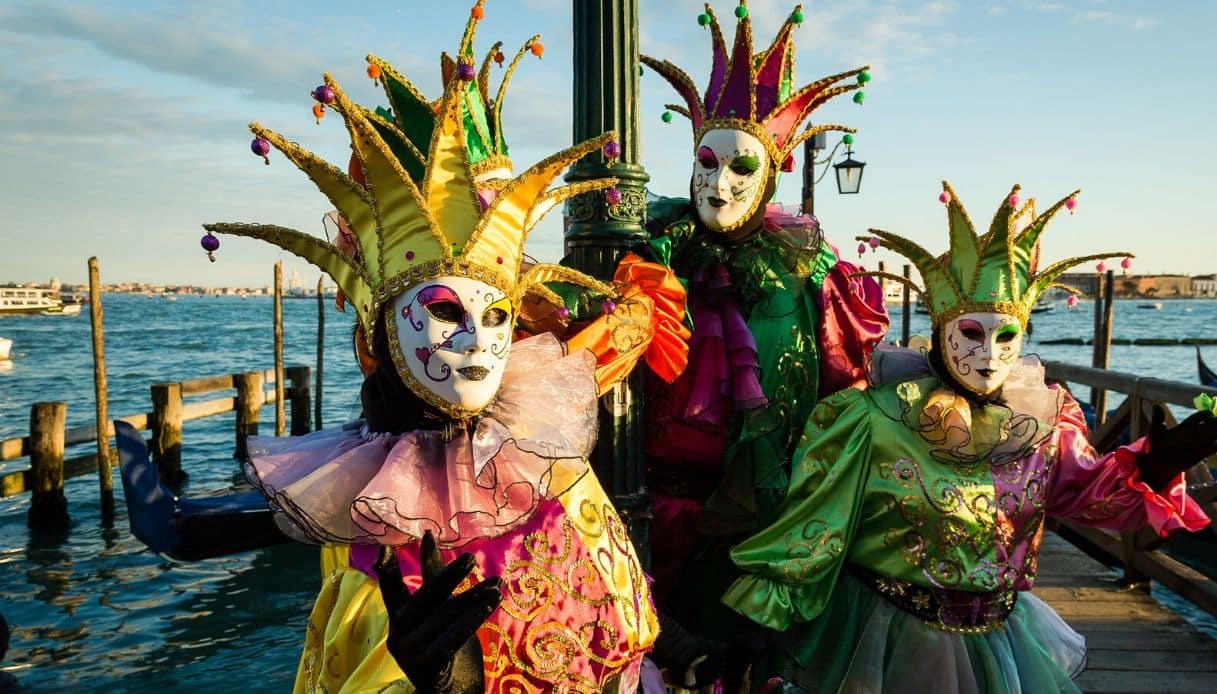 Carnavaliers à Venise au bord de l'eau