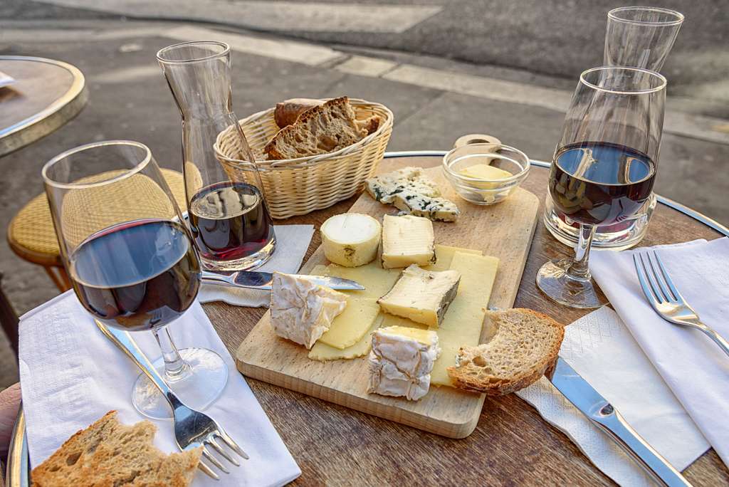 Plateau de fromage français avec du vin