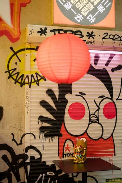 Graffiti femme asiatique, street art, Paris