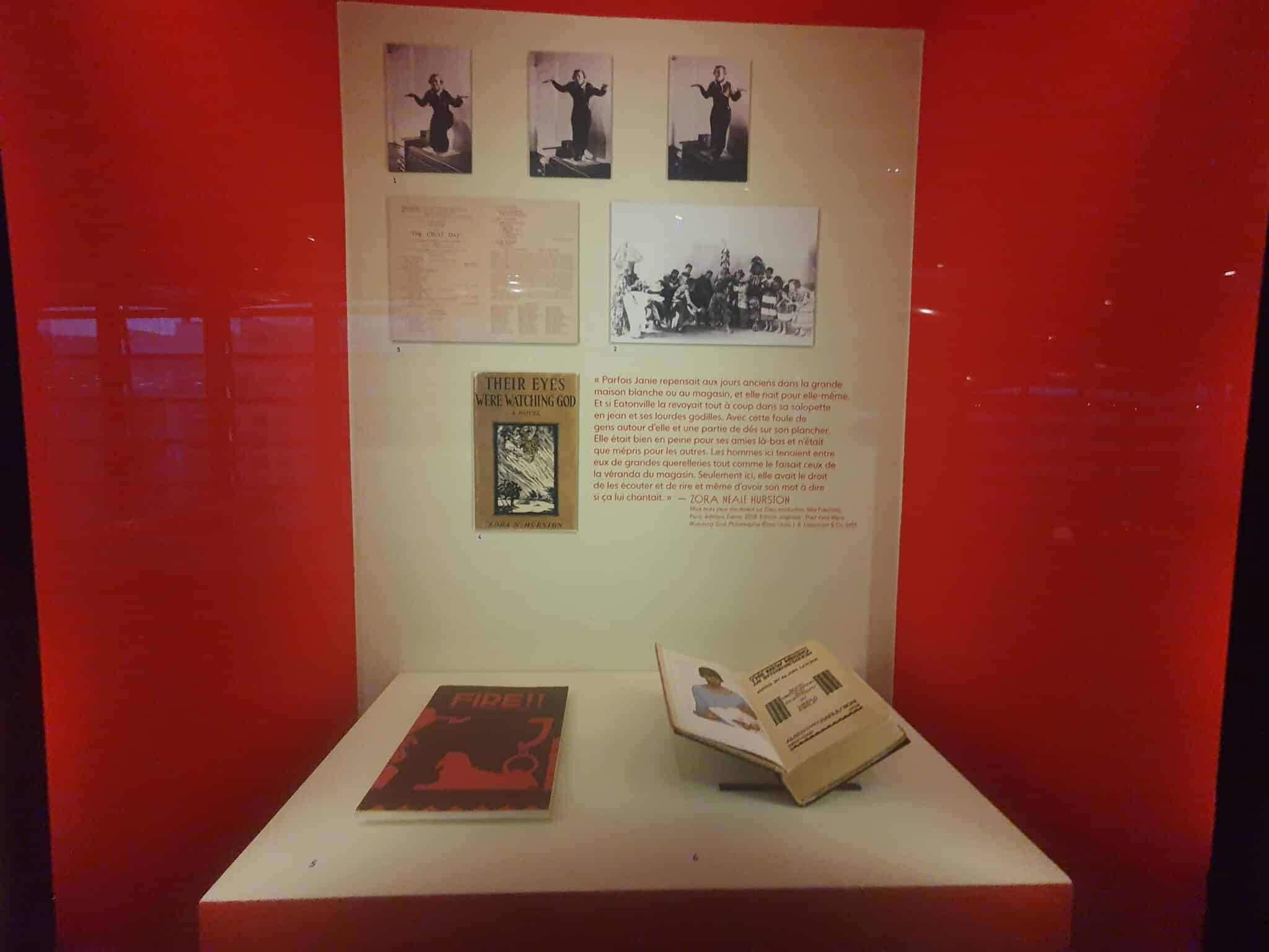 Livres et photographies, exposition "Déborder l'anthropologie", Musée du Quai Branly, Paris