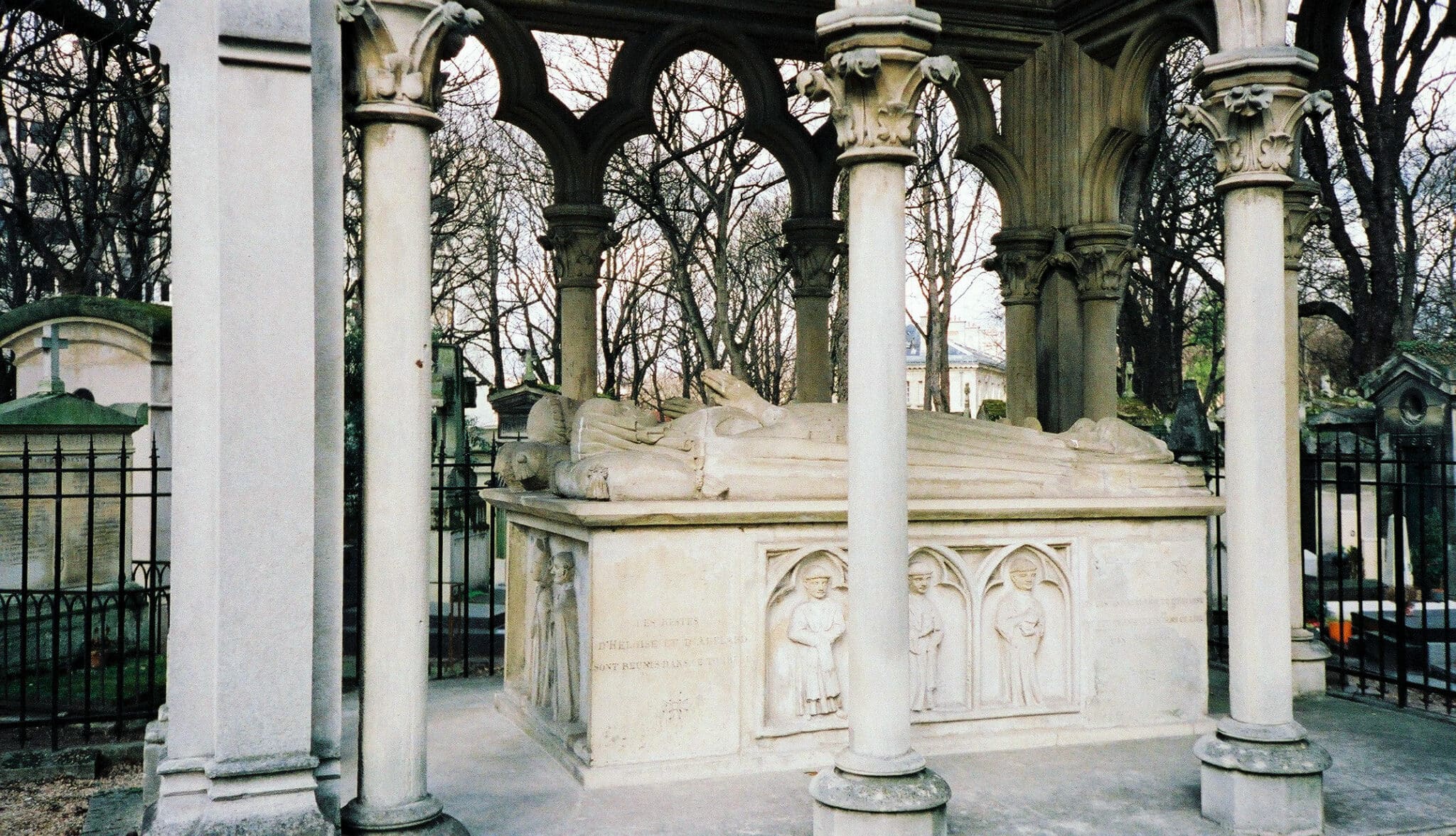 Tombe de Pierre Abélard et d'Héloïse de Garlande, Cimetière du Père Lachaise, Paris