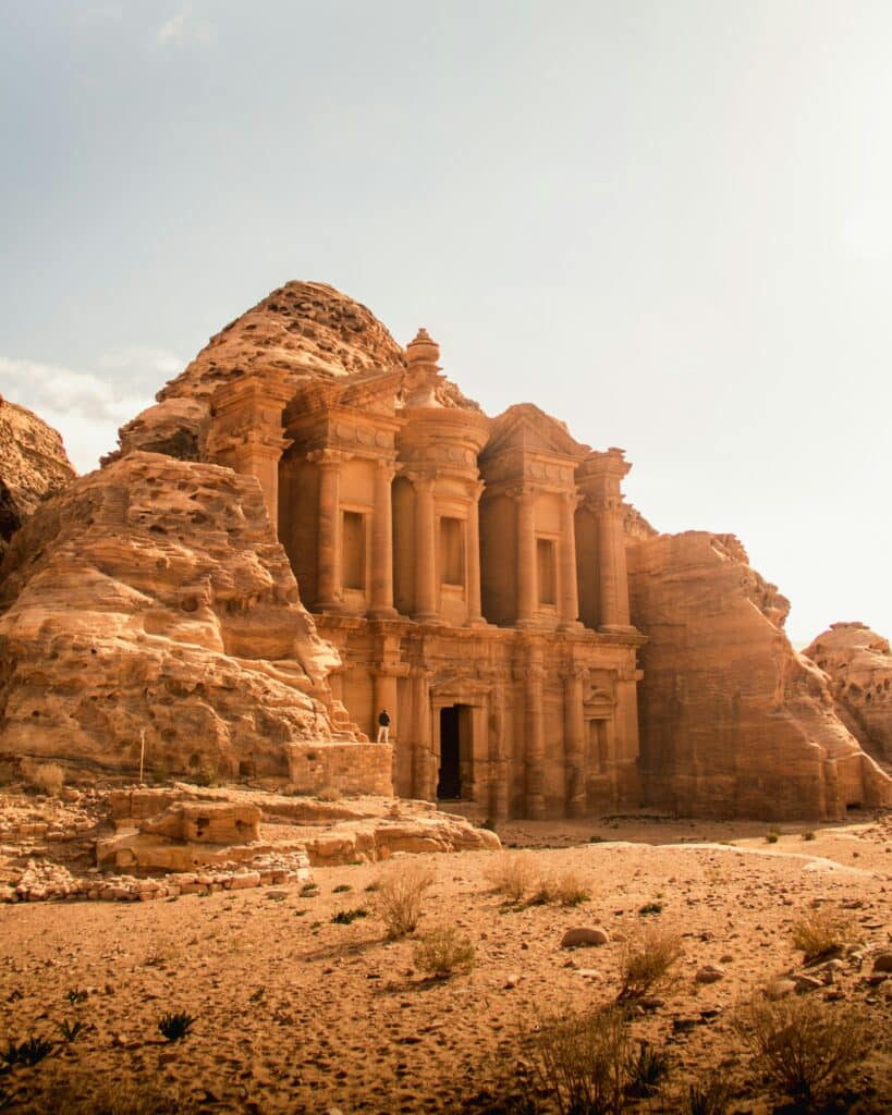 Architecture creusée dans la roche en Jordanie