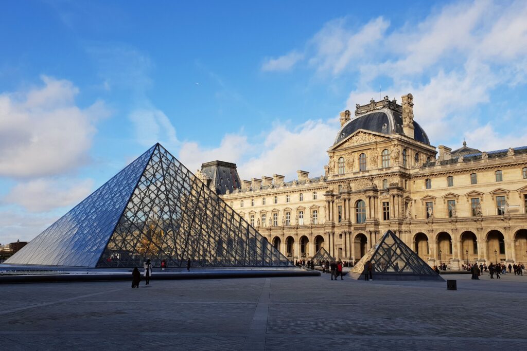 Cour Napoléon du Louvre, Paris
