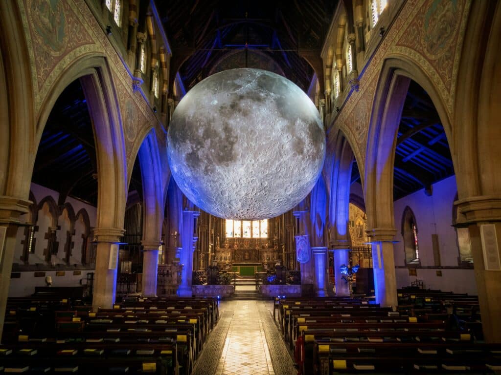 Intérieur d'une église avec une lune dans le choeur