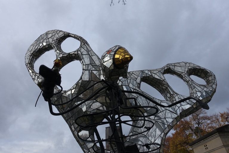 Sculpture L'oiseau, Niki de Saint-Phalle, Cimetière du Montparnasse, Paris