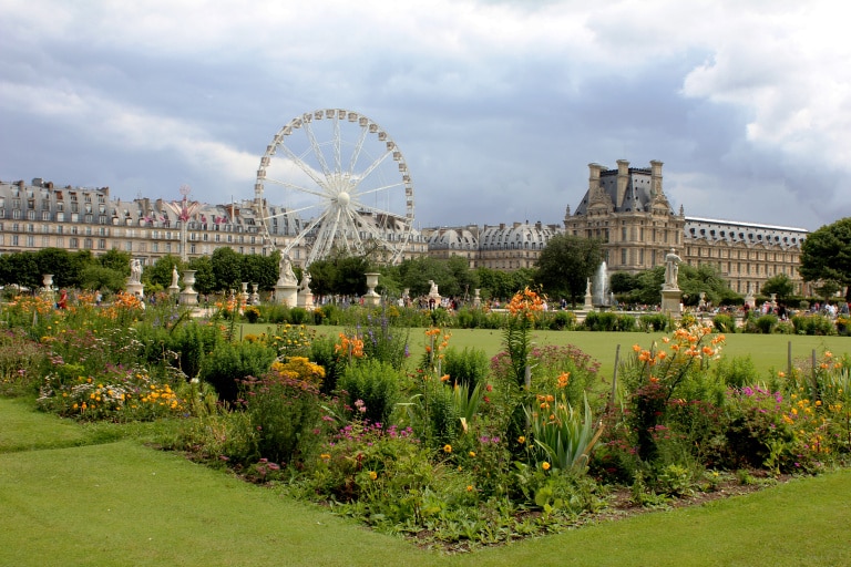 Jardin des Tuileries, vue du Louvre, Paris