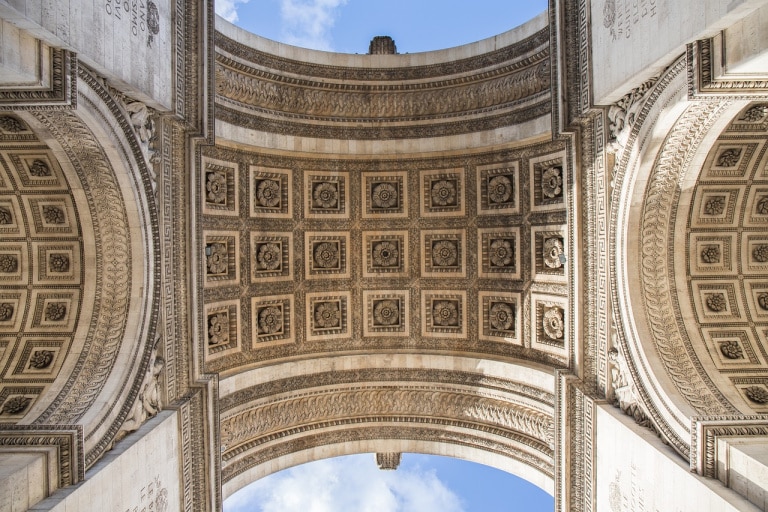 sous-l-arc-de-triomphe