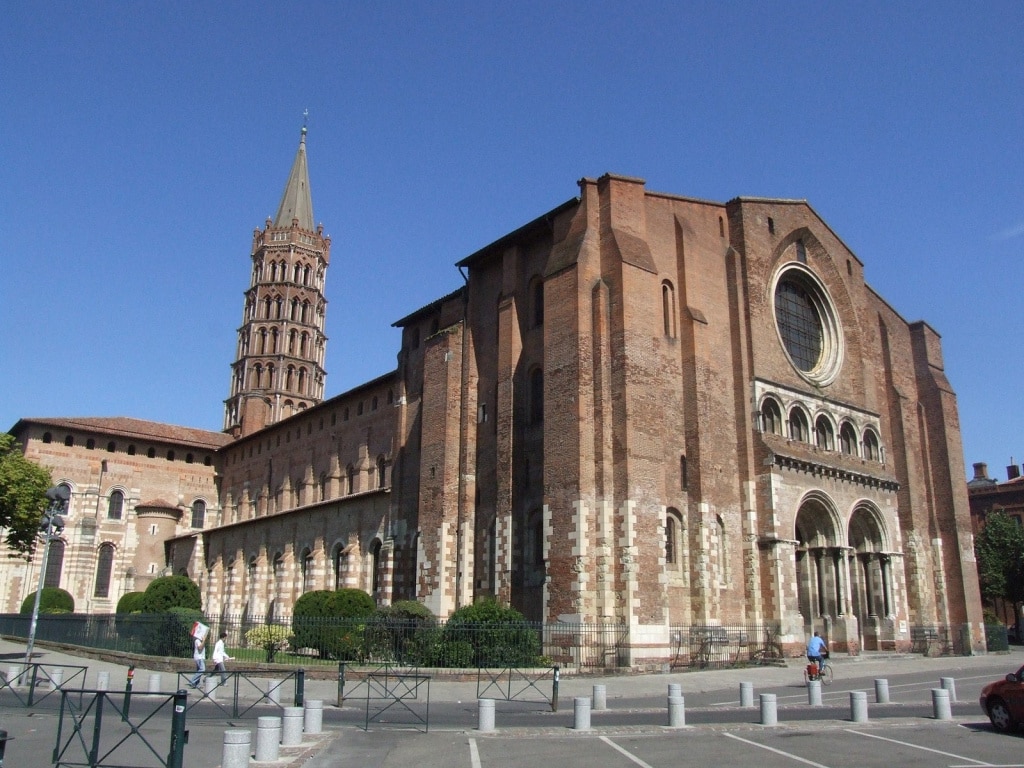La basilique Saint-Sernin de Toulouse et son clocher octogonal en brique rose.