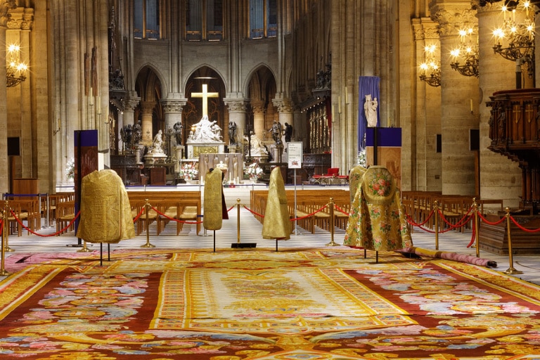 notre-dame-tapis-monumental-du-coeur