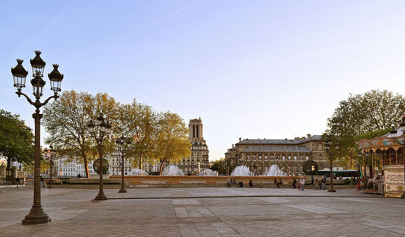 place-de-l-hotel-de-ville-esplanade-de-la-liberation