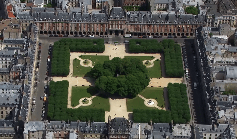 place-des-vosges-vue-aerienne