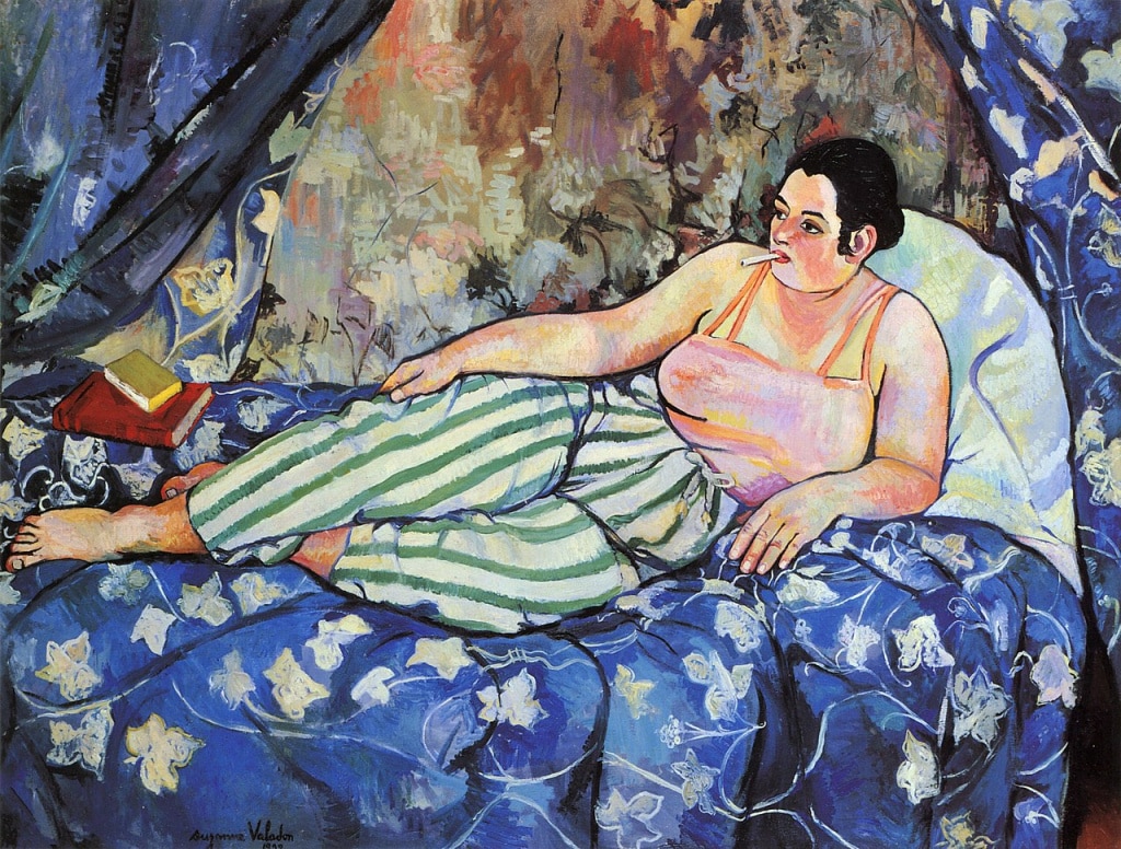 La Chambre bleue, tableau de Suzanne Valadon : une femme allongée sur un lit, entourée de tissus bleus à motifs.