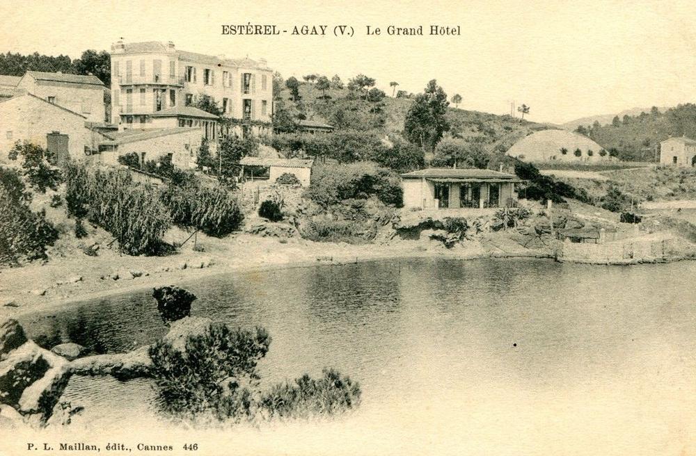 Carte postale ancienne du Grand Hôtel d’Agay, au bord de la baie, au pied de l’Estérel.